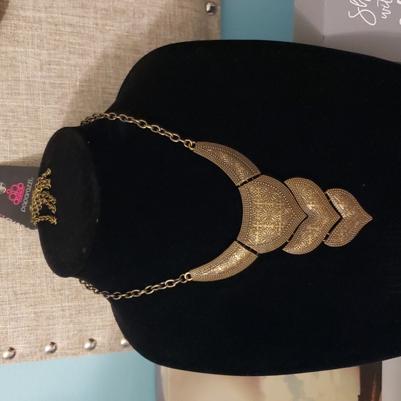 💜 Paparazzi Jewelry Brass Short Necklace